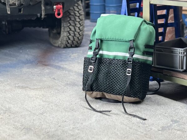 RC Scale Trash Bag 1/10, grüne Ersatzrad-Tasche mit funktionierenden Schnallen und Gurten, gefüllt mit Schaumstoff, montiert am Heck eines Modell-Offroaders.
