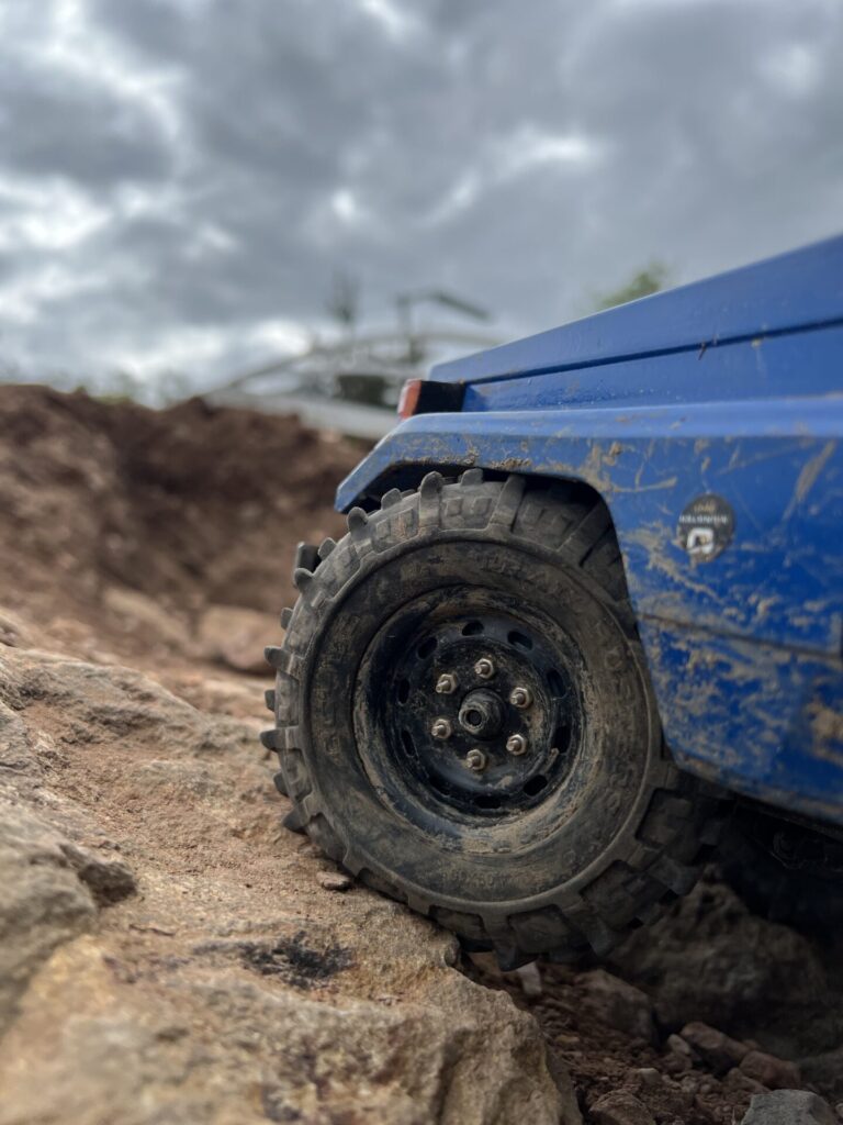 Perfekte Traktion und Kontrolle – Maßgeschneiderte TPU Reifeneinlagen für Scale RC Modelle 8 TPU Reifeneinlage von Trailkit RC im Offroad-Einsatz