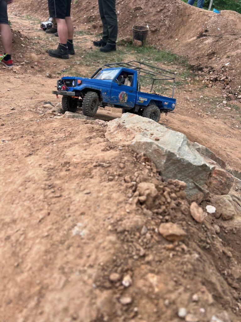 🇩🇪 Zu Besuch beim ESV Bischofsheim – Realscaler-Style 10 Trailkit RC Landcruiser LC78 Pickup erklimmt eine steile, felsige Steigung auf der RealScale Strecke