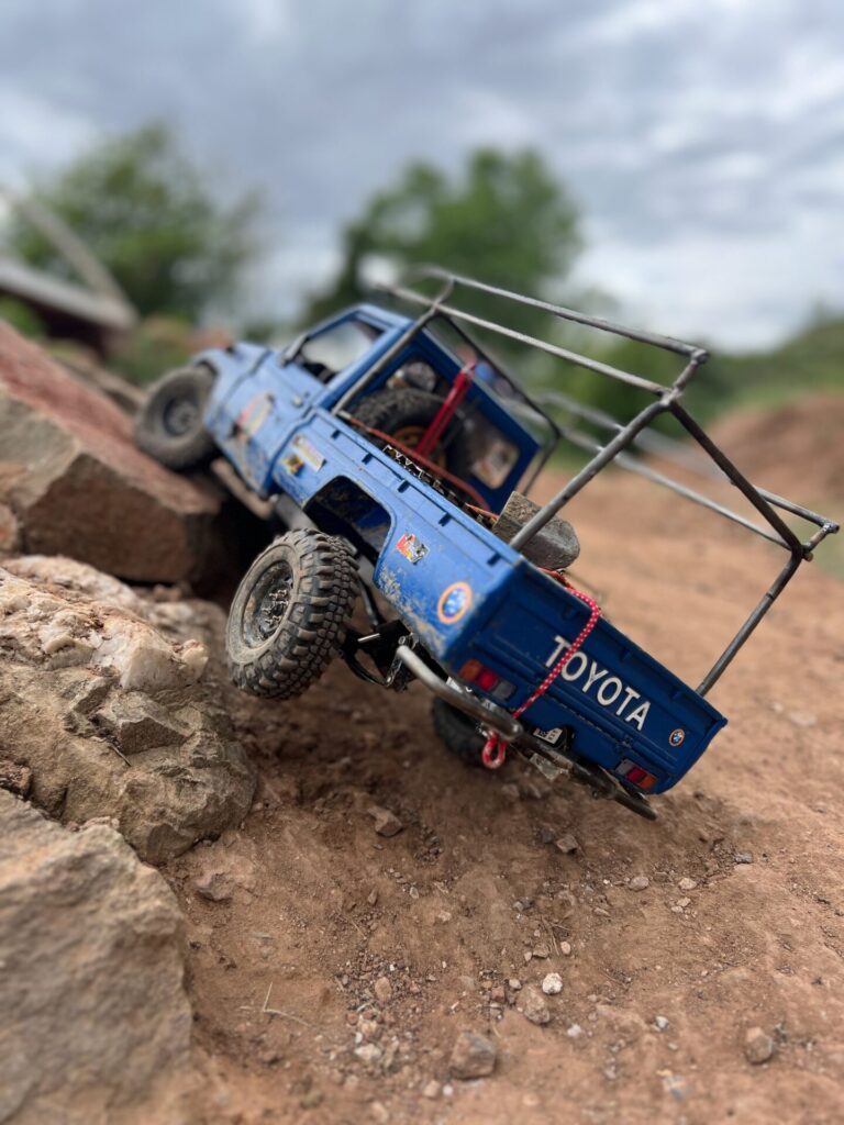 🇩🇪 Zu Besuch beim ESV Bischofsheim – Realscaler-Style 8 Detailansicht des Trailkit RC Stahlrahmens unter dem Landcruiser LC78 Pickup auf unebenem Gelände