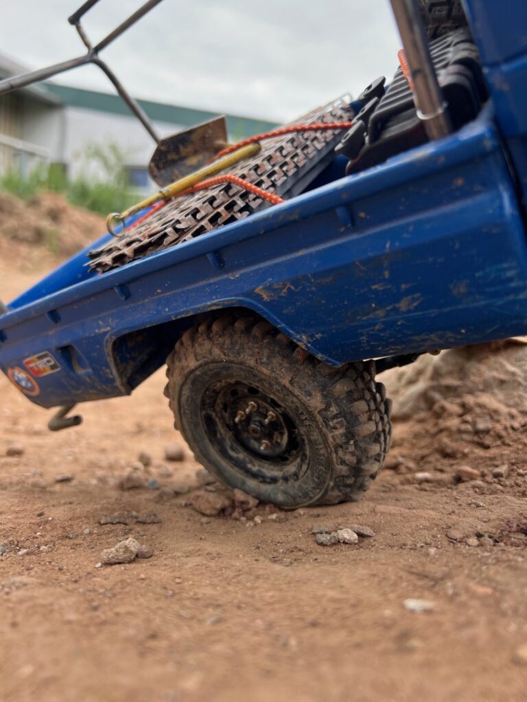 🇩🇪 Zu Besuch beim ESV Bischofsheim – Realscaler-Style 7 Trailkit RC Landcruiser LC78 Pickup mit Stahlrahmen auf felsigem Untergrund bei einem Scale-Fahr-Event