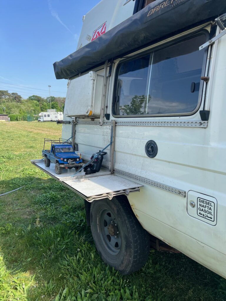 🇩🇪 Zu Besuch beim ESV Bischofsheim – Realscaler-Style 18 Trailkit-RC Landcruiser im Camp auf ausklapptisch am großen Vorbild