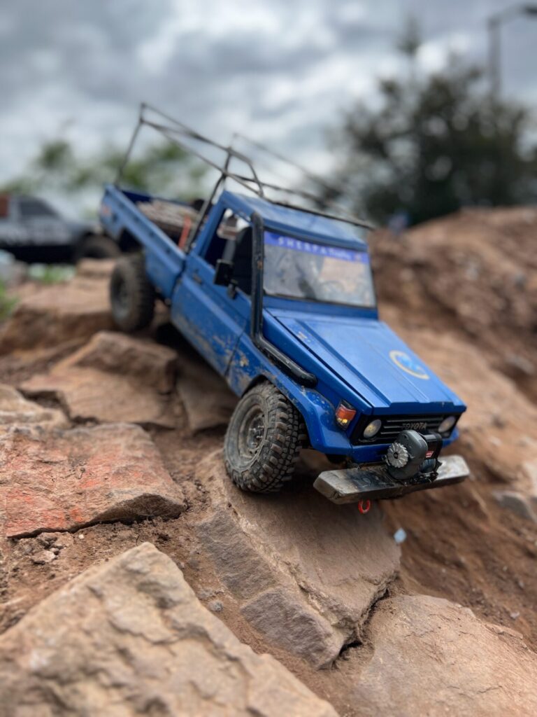 🇩🇪 Zu Besuch beim ESV Bischofsheim – Realscaler-Style 1 Trailkit RC Landcruiser LC78 Pickup mit Stahlrahmen auf felsigem Terrain bei einem Scale-Fahr-Event