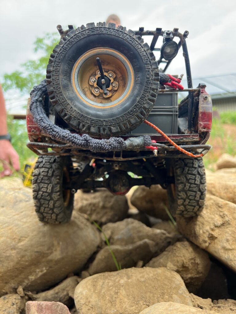 🇩🇪 Zu Besuch beim ESV Bischofsheim – Realscaler-Style 14 Trailkit RC Toyota Hilux mit stabiler Fahrwerkskonfiguration auf steilem Anstieg im Scale-Fahren