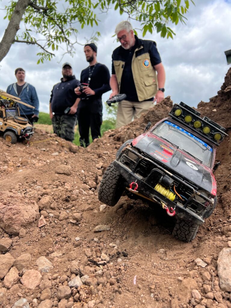🇩🇪 Zu Besuch beim ESV Bischofsheim – Realscaler-Style 13 Trailkit RC Toyota Hilux fährt auf unebenem, felsigem Gelände beim Scale-Fahren