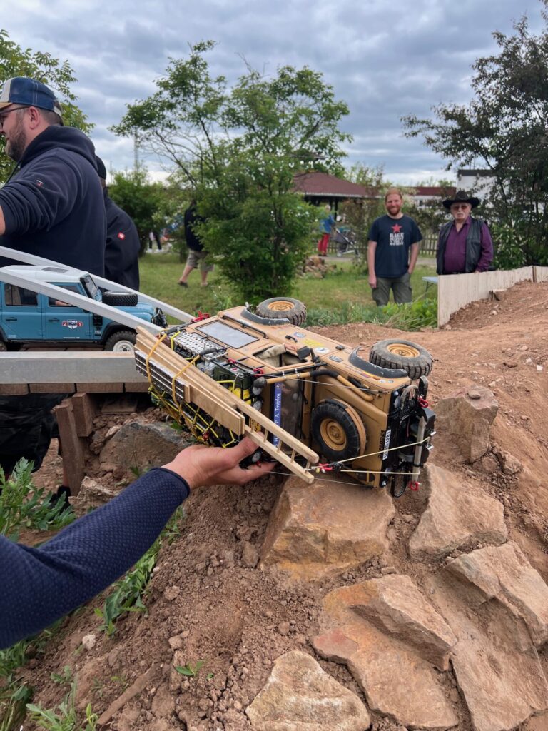 🇩🇪 Zu Besuch beim ESV Bischofsheim – Realscaler-Style 11 camel trophy defender auf der Seite liegend rc scale